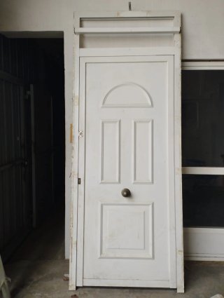 Puerta blanca con marco y dintel