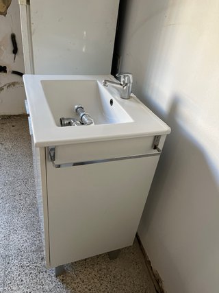 Lavabo y mueble de baño blanco