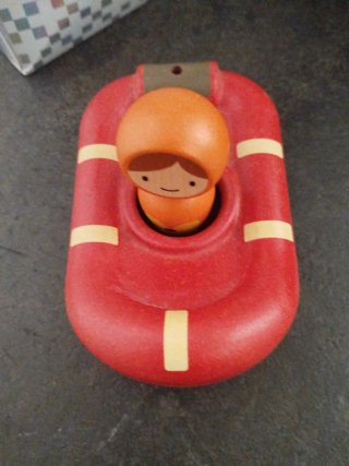 Barco de madera con figura