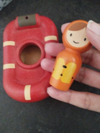 Barco de madera con figura