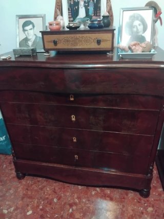 Cómoda de madera antigua. Precio negociable