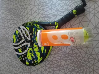 Raqueta Pádel + 2 Pelotas - ¡Como Nueva!