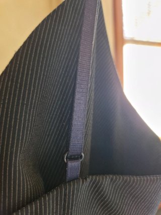 Abito tubino gessato base blù nave e righe bianche