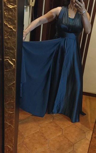 Abito lungo blu senza schiena