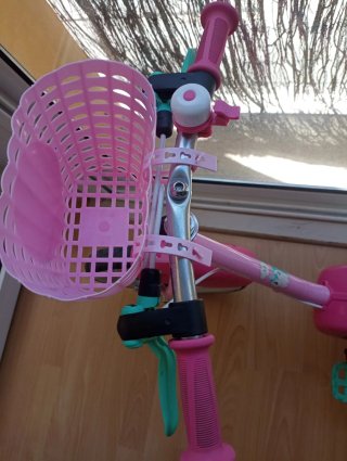 Bicicleta infantil rosa con cesta