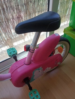 Bicicleta infantil rosa con cesta
