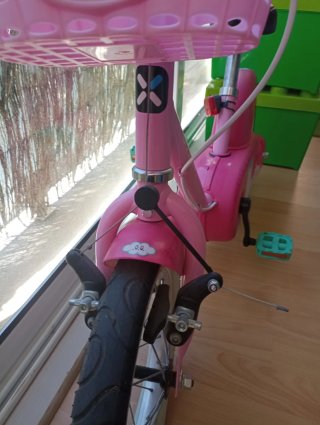 Bicicleta infantil rosa con cesta