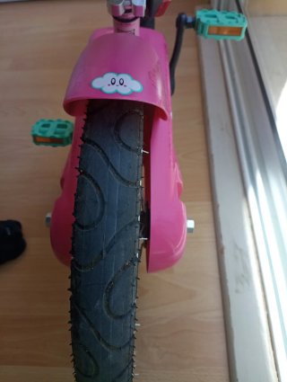 Bicicleta infantil rosa con cesta