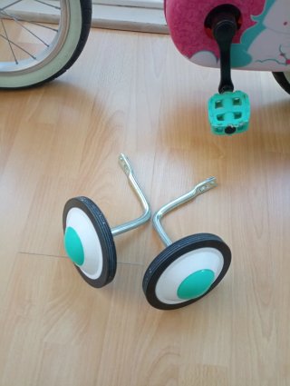 Bicicleta infantil rosa con cesta