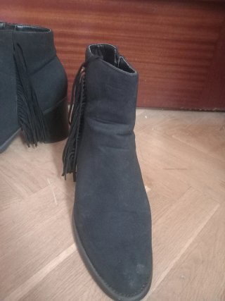 Botines negros con flecos