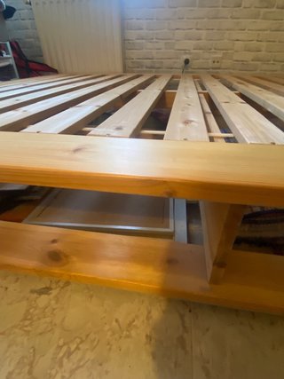 Cama de madera con colchón de regalo.