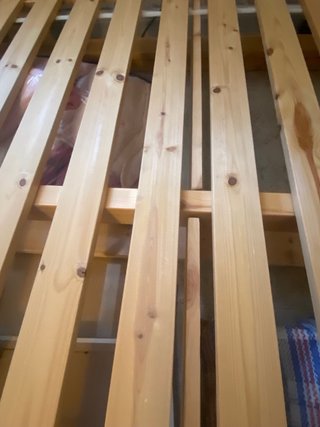 Cama de madera con colchón de regalo.