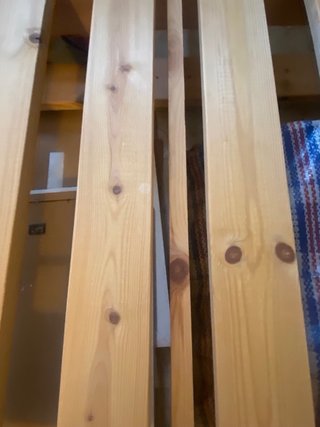 Cama de madera con colchón de regalo.
