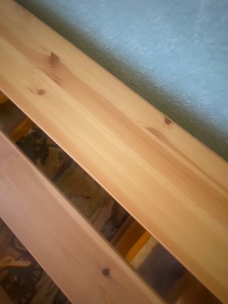 Cama de madera con colchón de regalo.