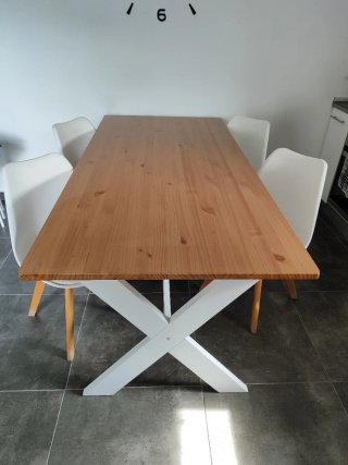 Mesa de comedor madera y patas blancas