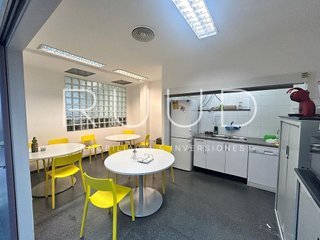 Local comercial en venta en El Camp de l'Arpa del Clot en Barcelona