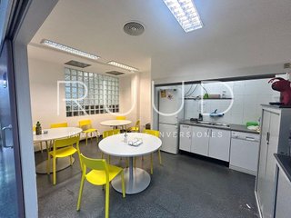 Local comercial en venta en El Camp de l'Arpa del Clot en Barcelona