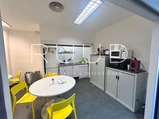 Local comercial en venta en El Camp de l'Arpa del Clot en Barcelona