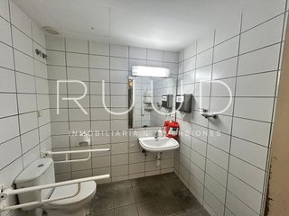 Local comercial en venta en El Camp de l'Arpa del Clot en Barcelona