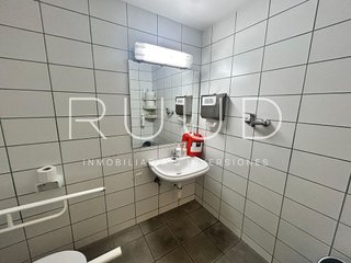 Local comercial en venta en El Camp de l'Arpa del Clot en Barcelona