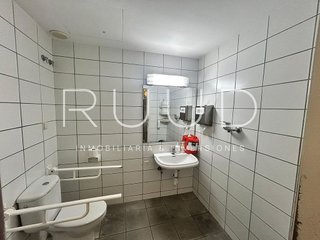 Local comercial en venta en El Camp de l'Arpa del Clot en Barcelona