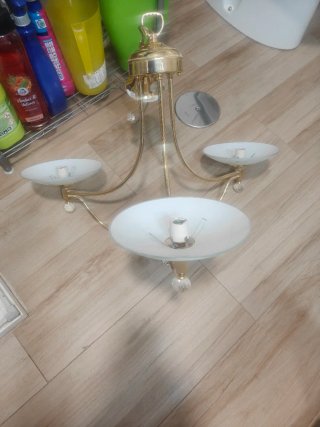 Lámpara de techo dorada y blanca