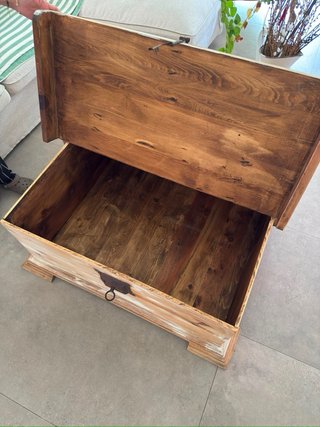 Mesa baúl madera rústica con herrajes