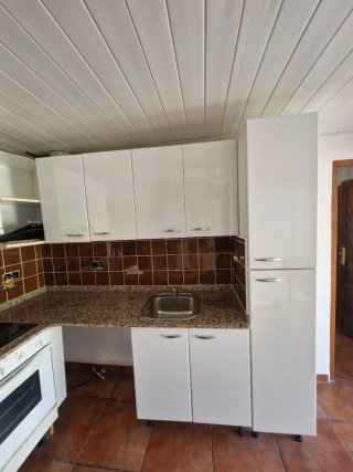Horno Indesit Blanco y Negro + muebles cocina