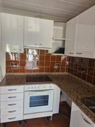 Horno Indesit Blanco y Negro + muebles cocina