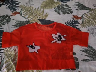 Blusa naranja corta con flores