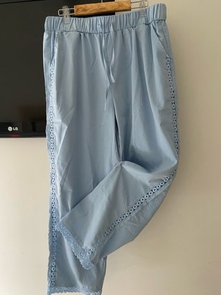 Pantalón celeste a estrenar con puntilla