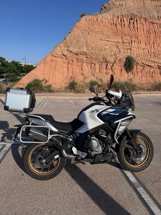 CF Moto 700 MT Blanca y Azul