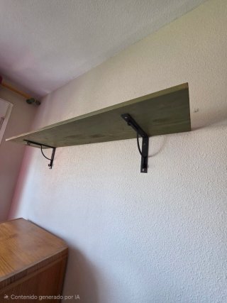 Estantes de madera con soportes metálicos