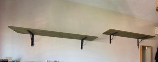 Estantes de madera con soportes metálicos