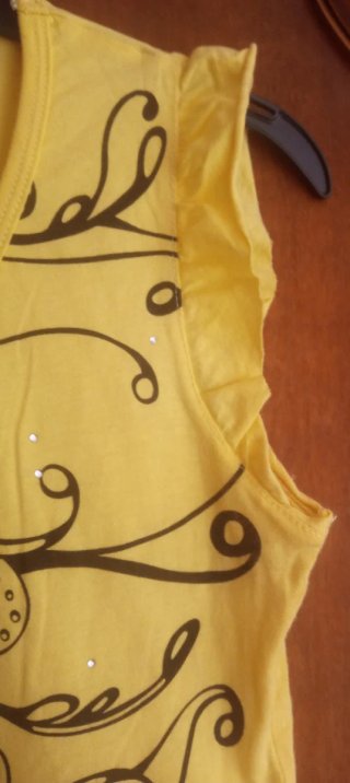 Camiseta amarilla con estampado floral