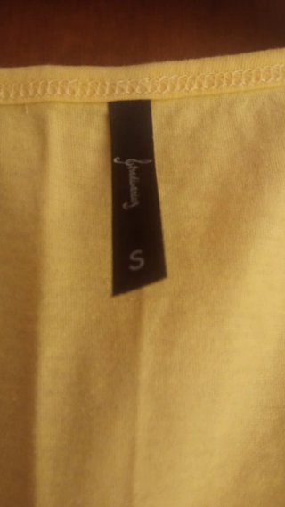 Camiseta amarilla con estampado floral