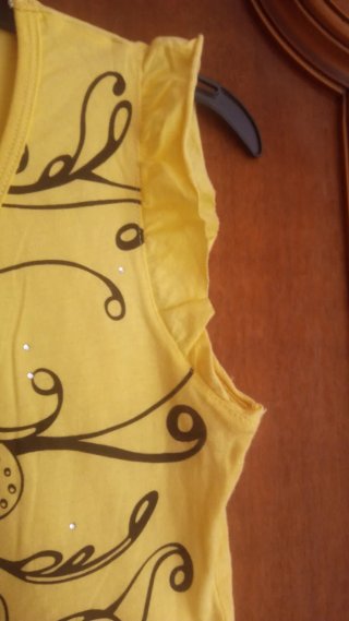 Camiseta amarilla con estampado floral