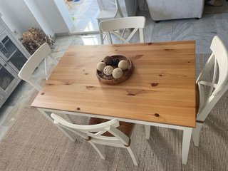 Mesa de comedor de madera y yute