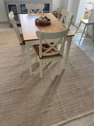 Mesa de comedor de madera y yute