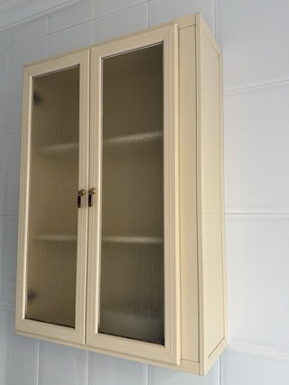 Mueble de aluminio y cristal beige