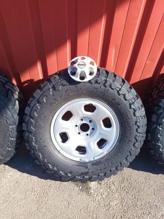 Toyo Mud Terrain 265/75R16  y llantas Nissan