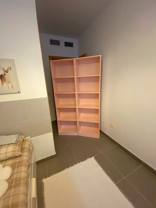 Estantería doble rosa de madera