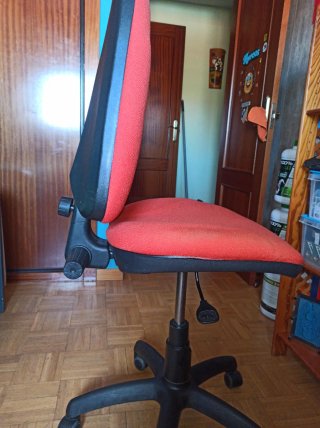 Silla de escritorio roja y negra