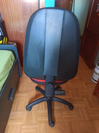 Silla de escritorio roja y negra