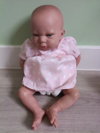 Cuna de juguete y muñeca Reborn.