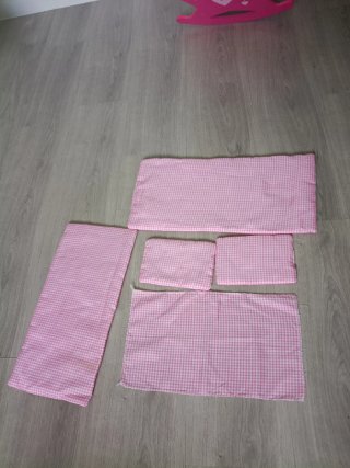 Cuna de juguete y muñeca Reborn.