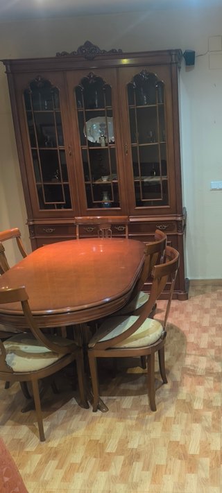 Vitrina y mesa comedor con 4 sillas