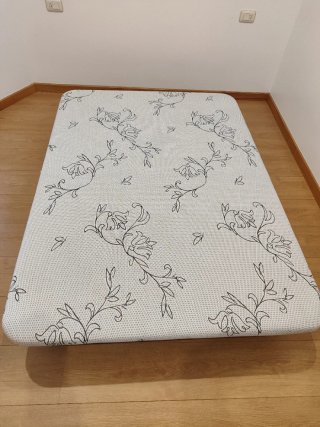 Base de cama metálica y de madera