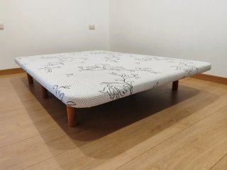 Base de cama metálica y de madera