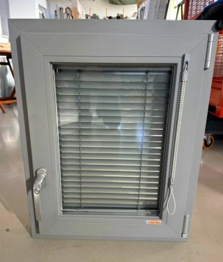 Finestra Finstral PVC triplo Vetro 55x70 veneziana